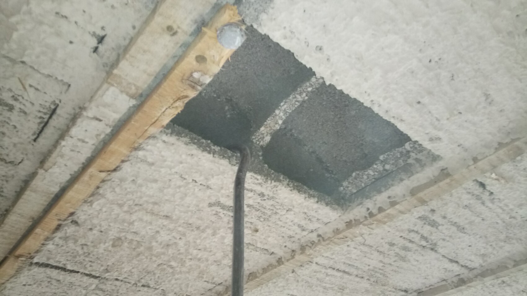 Betondecke mit Kabel und Reparaturmörtel auf Baustellenboden