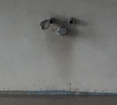 Decke mit offenem Rohranschluss und Putzschaden