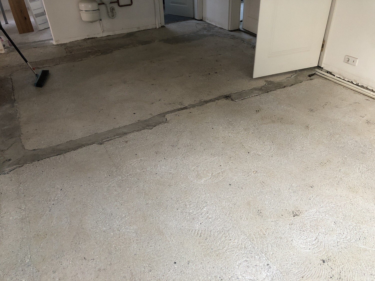Kellerboden aus Beton mit Rissen im Rohbau
