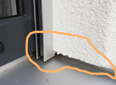Spalt an Türschwelle zwischen Türrahmen und Wand, Baumängel sichtbar