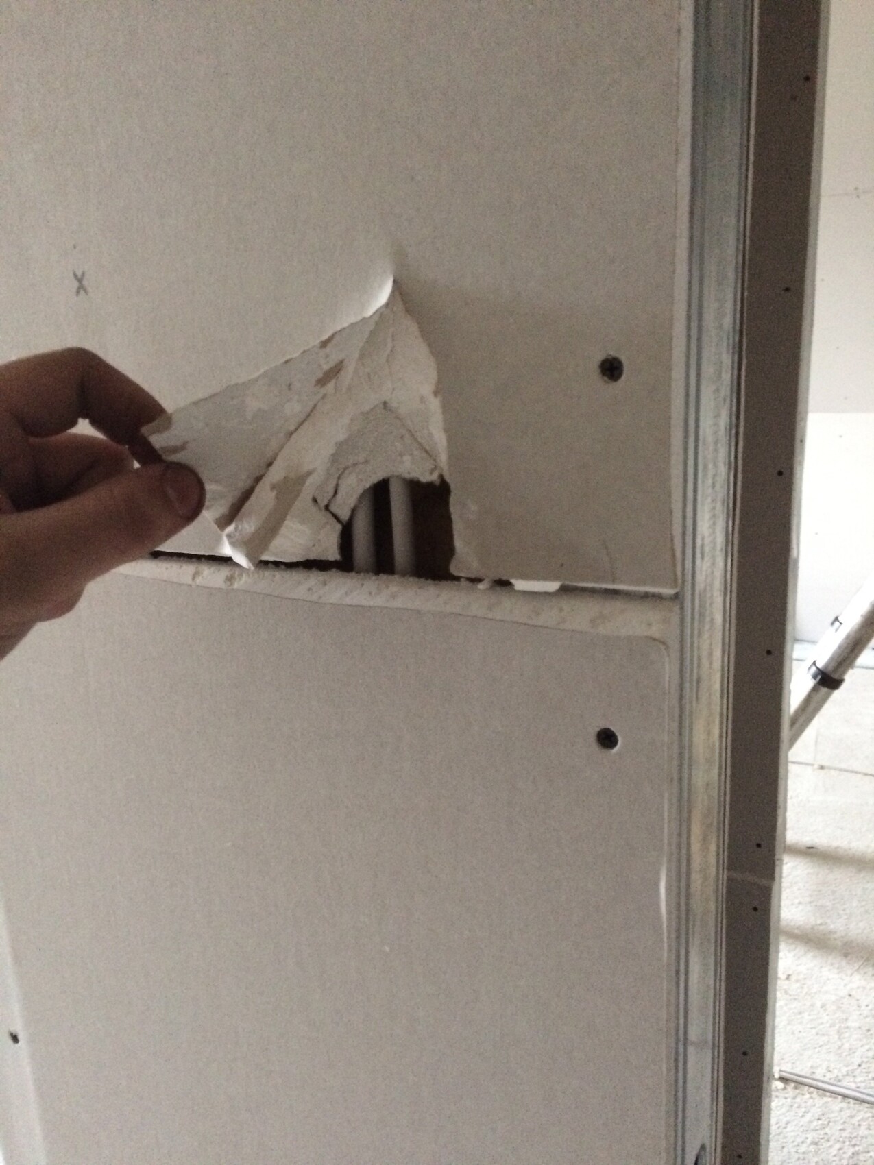 baumaengel-wand-putz-rohre-sichtbar.jpeg