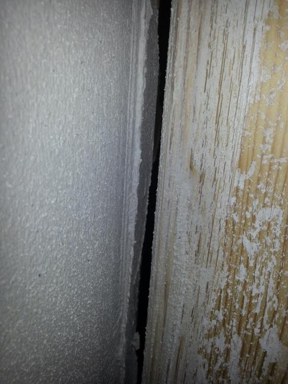 Grober Spalt zwischen Wand und Holzverkleidung sichtbar