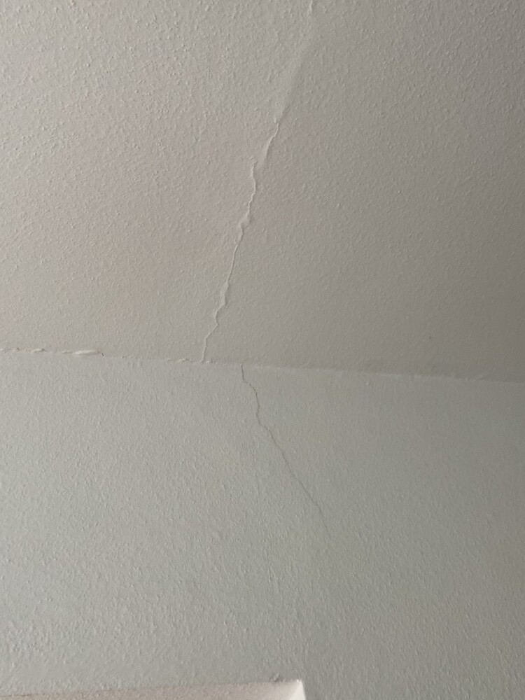 Wand- und Deckenriss im Innenraum sichtbar, feine Risse an der Ecke
