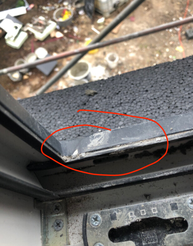 Nahaufnahme eines beschädigten Metallrahmens mit Kratzer an der Kante.
