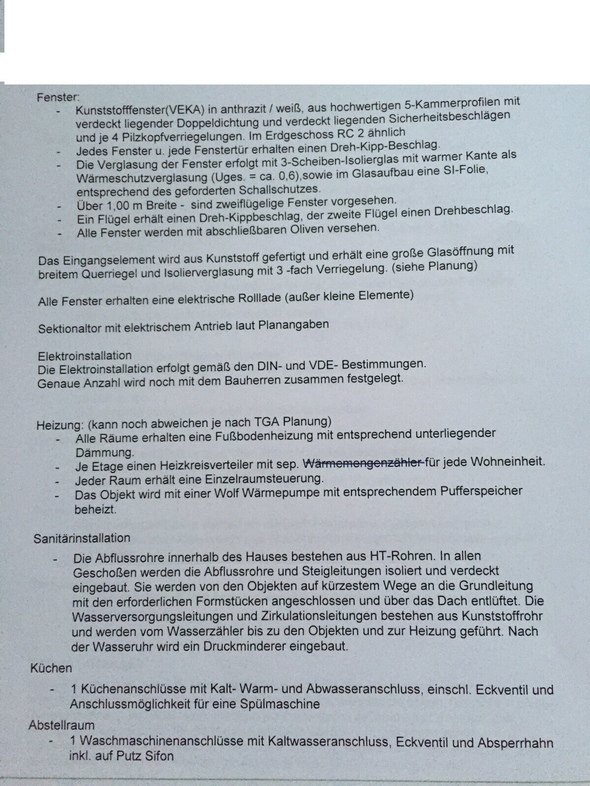 Detailliertes Bauplan-Dokument mit Fensterangaben, Heizung und Sanitärinstallationen