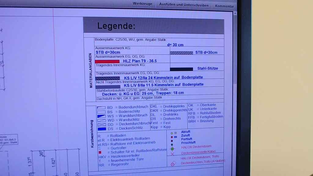 Computerbildschirm zeigt Legende eines Bauplans mit Materialien und Abkürzungen.