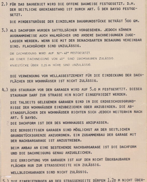 Bild zeigt Textabschnitt zu Bauvorschriften: offene Bauweise, Dachformen, Abstände, Garagenstauraum.