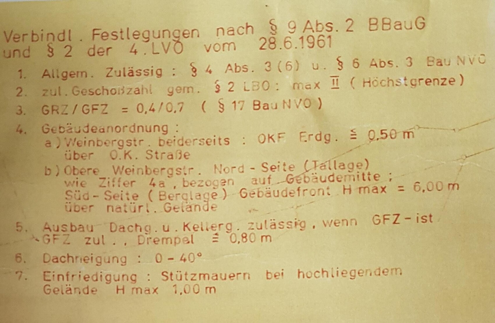 Dokument mit baurechtlichen Festlegungen und Paragraphenverweisen in roter Schrift
