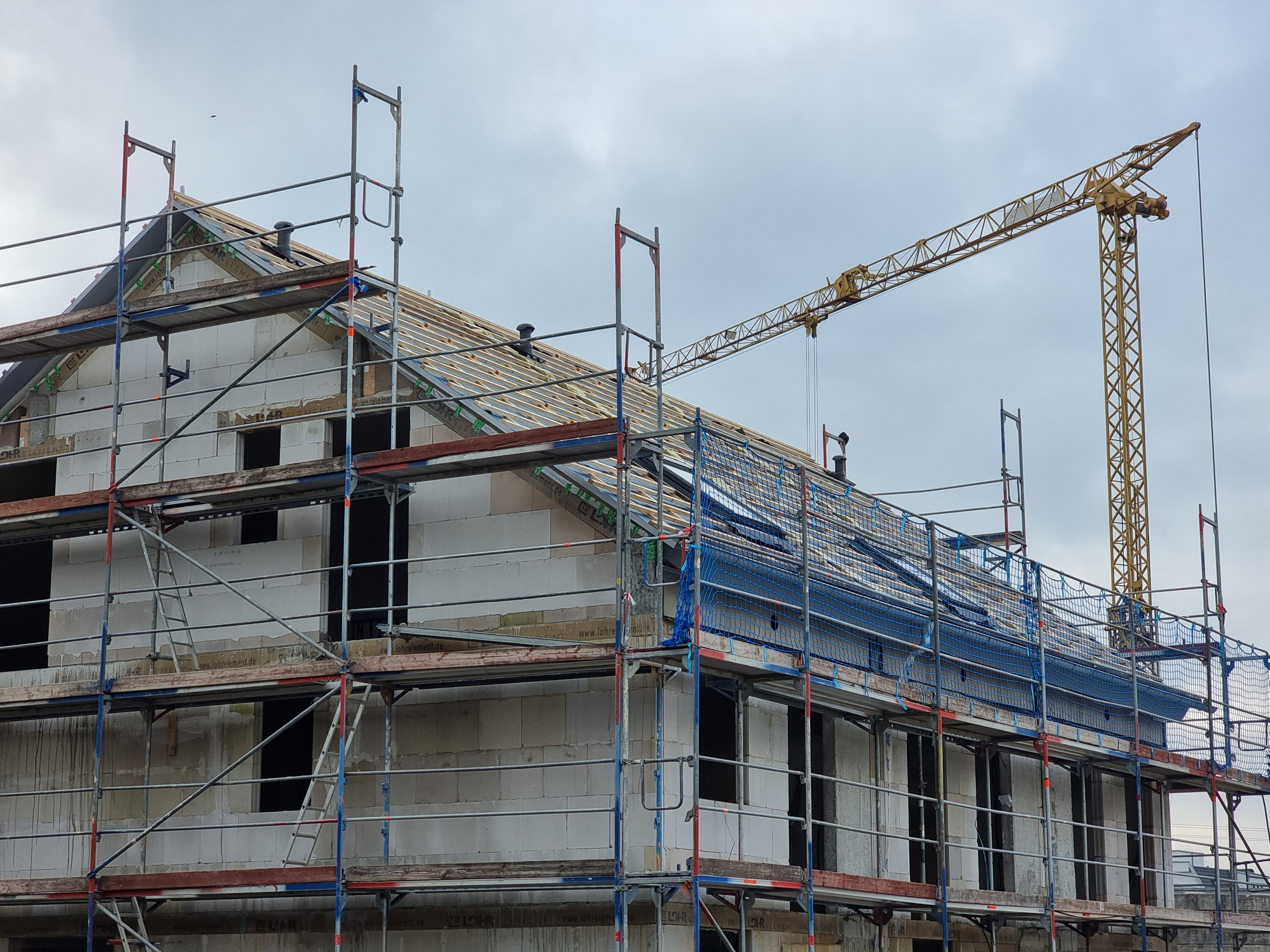 baustelle-hausbau-rohbau-mit-kran.jpg