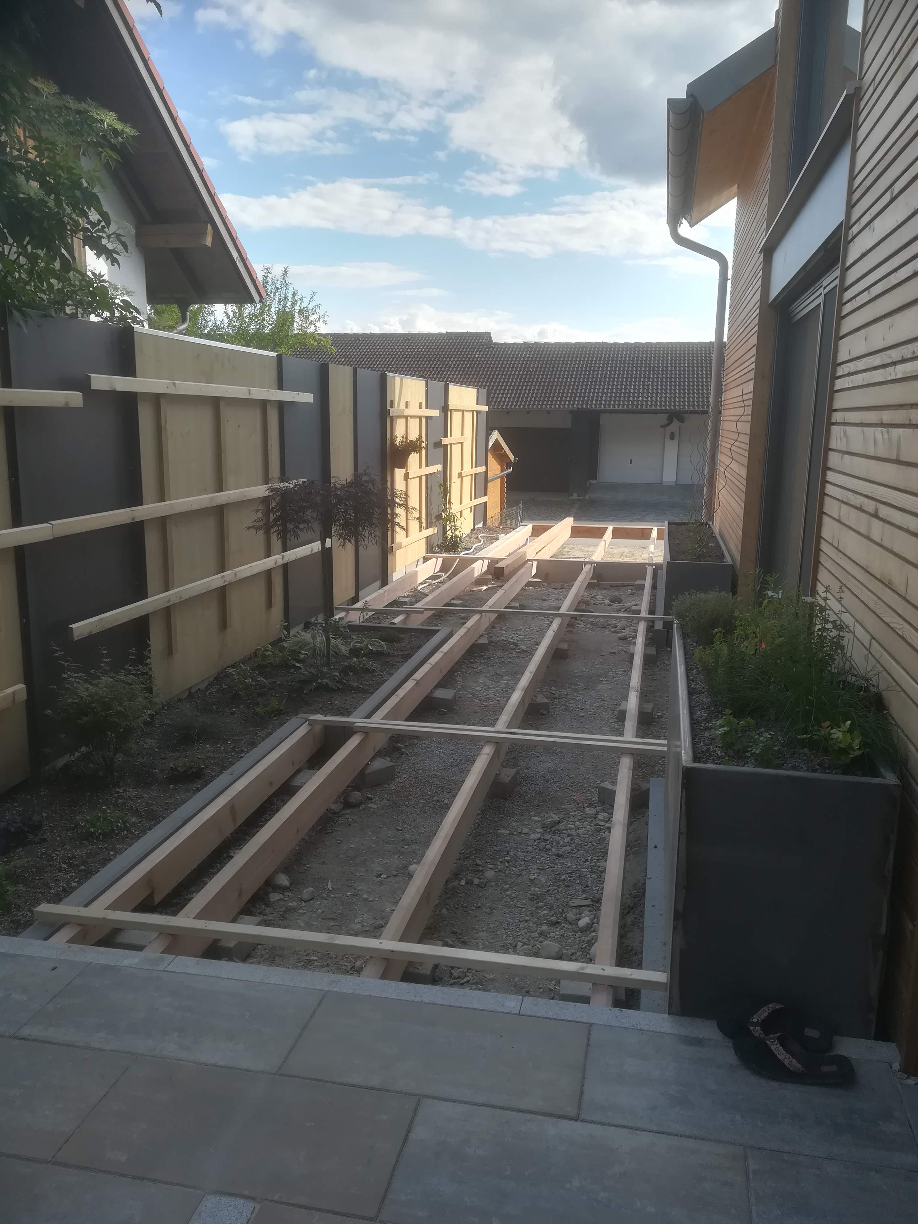 baustelle-im-garten-mit-holzrahmen-und-rohbau.jpg
