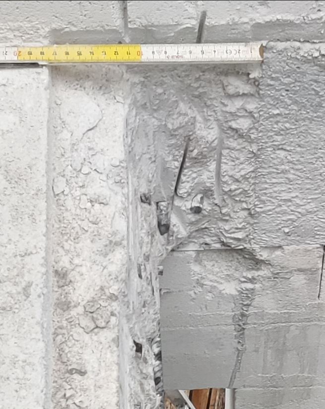 baustelle-rohbau-betonwand-messband.JPG