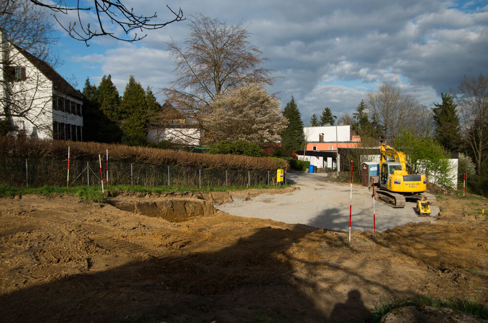 Baustelle mit Bagger bereitet Fundament- und Rohbauarbeiten vor
