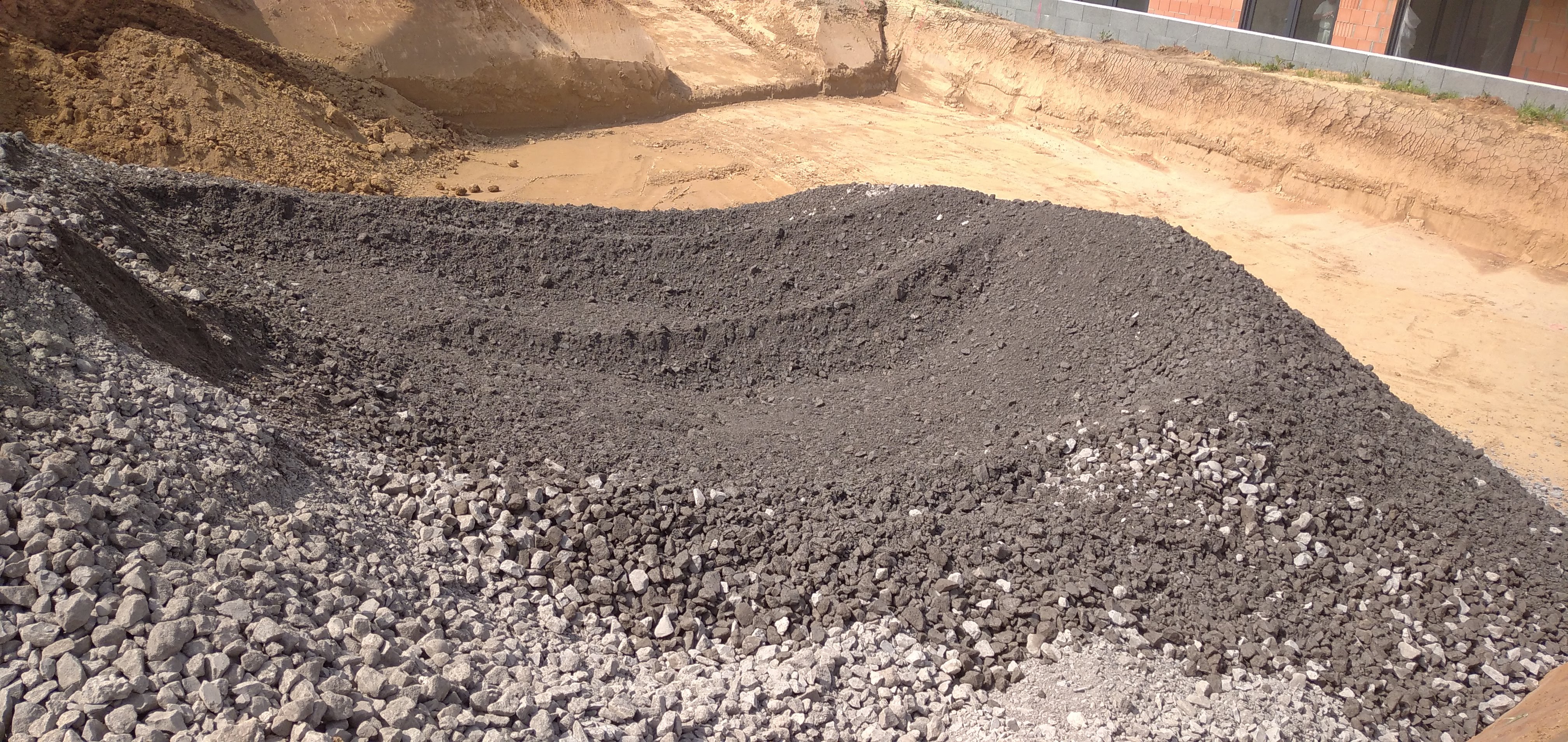 baustelle-rohbau-grundfundament-kieshaufen.jpg