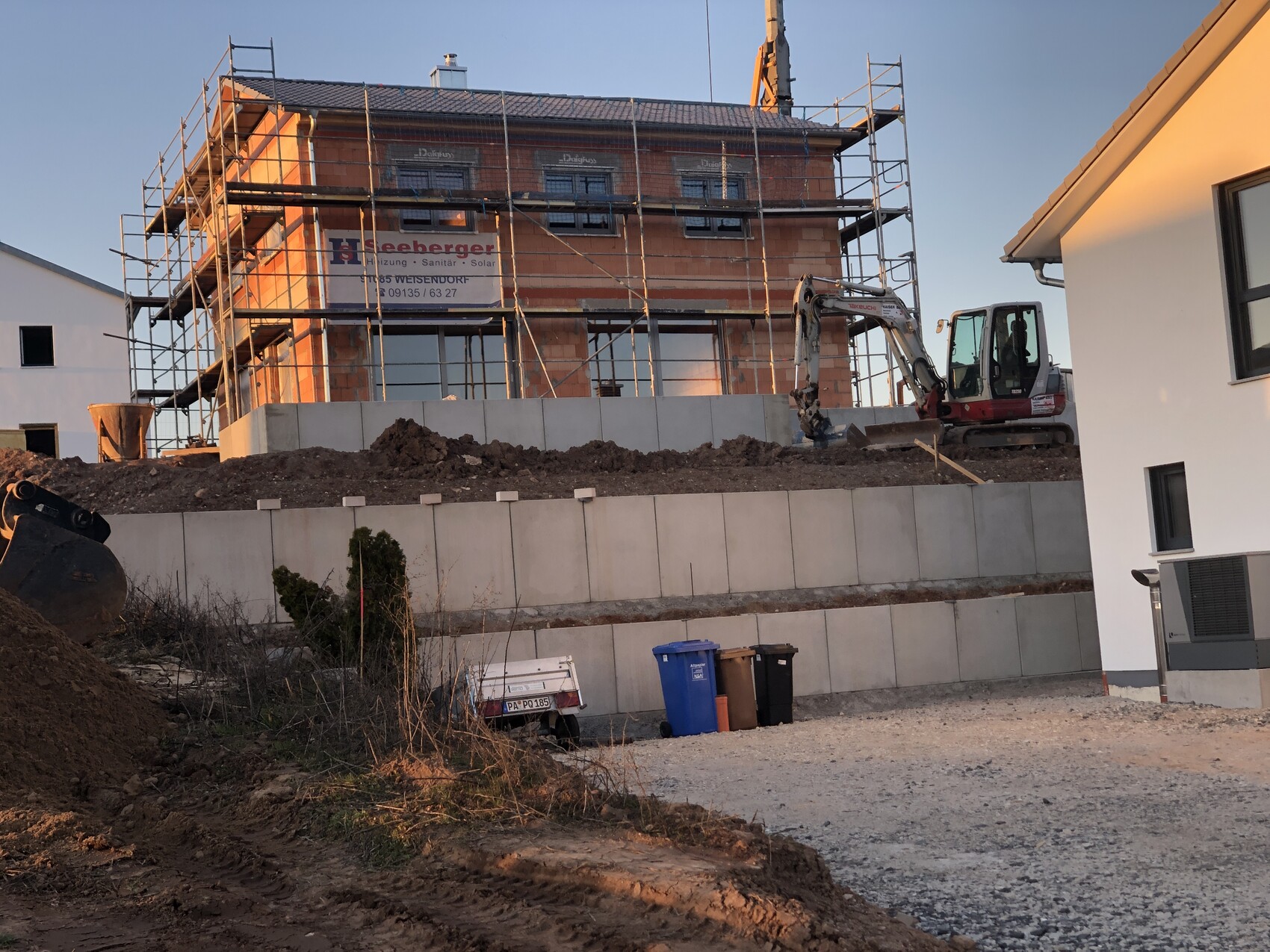 baustelle-rohbau-hausbau-geruest-bagger.jpeg