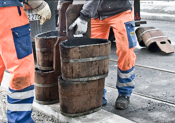 baustelle-rohbau-holzfass-fundament.png