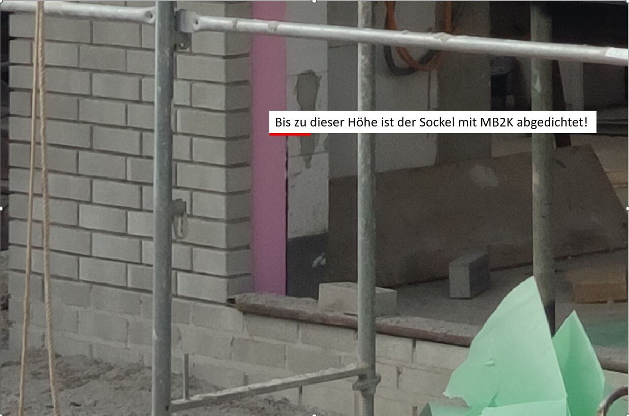 Baustelle mit Gerüst und Mauerwerk; Sockelabdichtung bis MB2K.