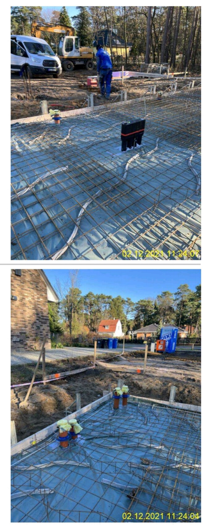 Baustelle mit Fundamentbewehrung, Rohren, Bauarbeitern; Bagger im Hintergrund