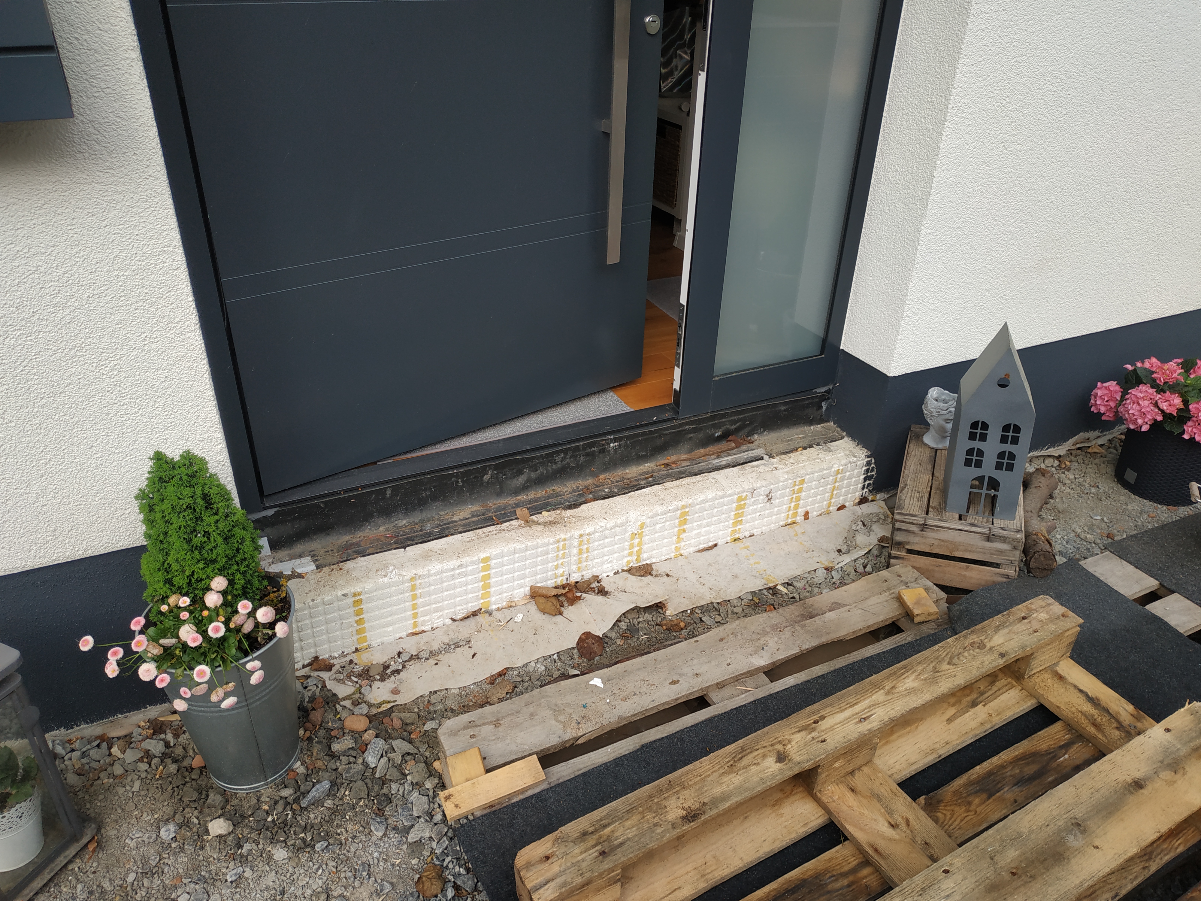 baustellen-eingang-front-tuer-rampe-holzplatten-pflanzen.jpg