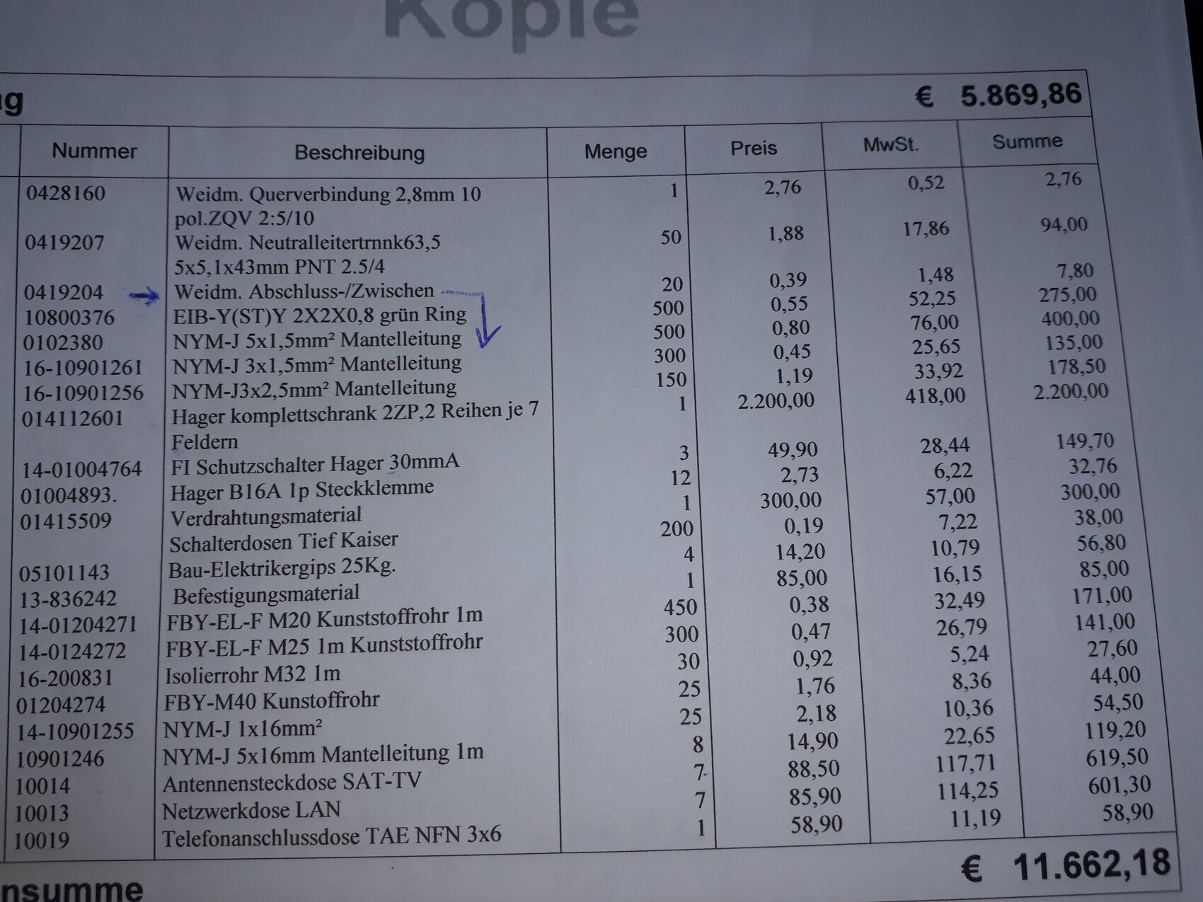 Foto einer Rechnung mit Tabellenliste: Positionen, Mengen, Preise, MwSt. und Endsumme.