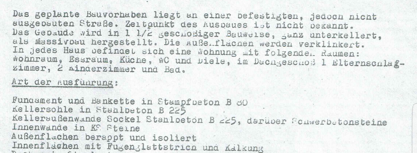 Dokument mit Bauvorhaben-Notizen zu Fundament und Kellerwänden aus Stahlbeton.