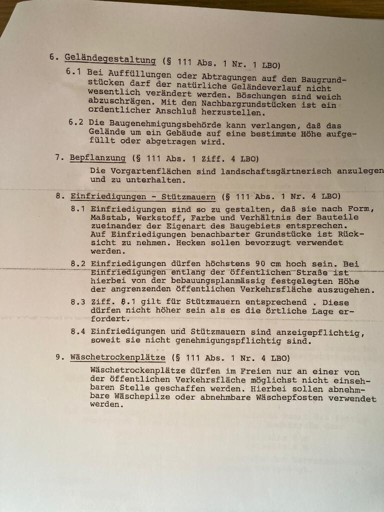 Dokumentenseite mit Regeln zu Geländegestaltung, Einfriedigungen und Wäschetrockplätze.