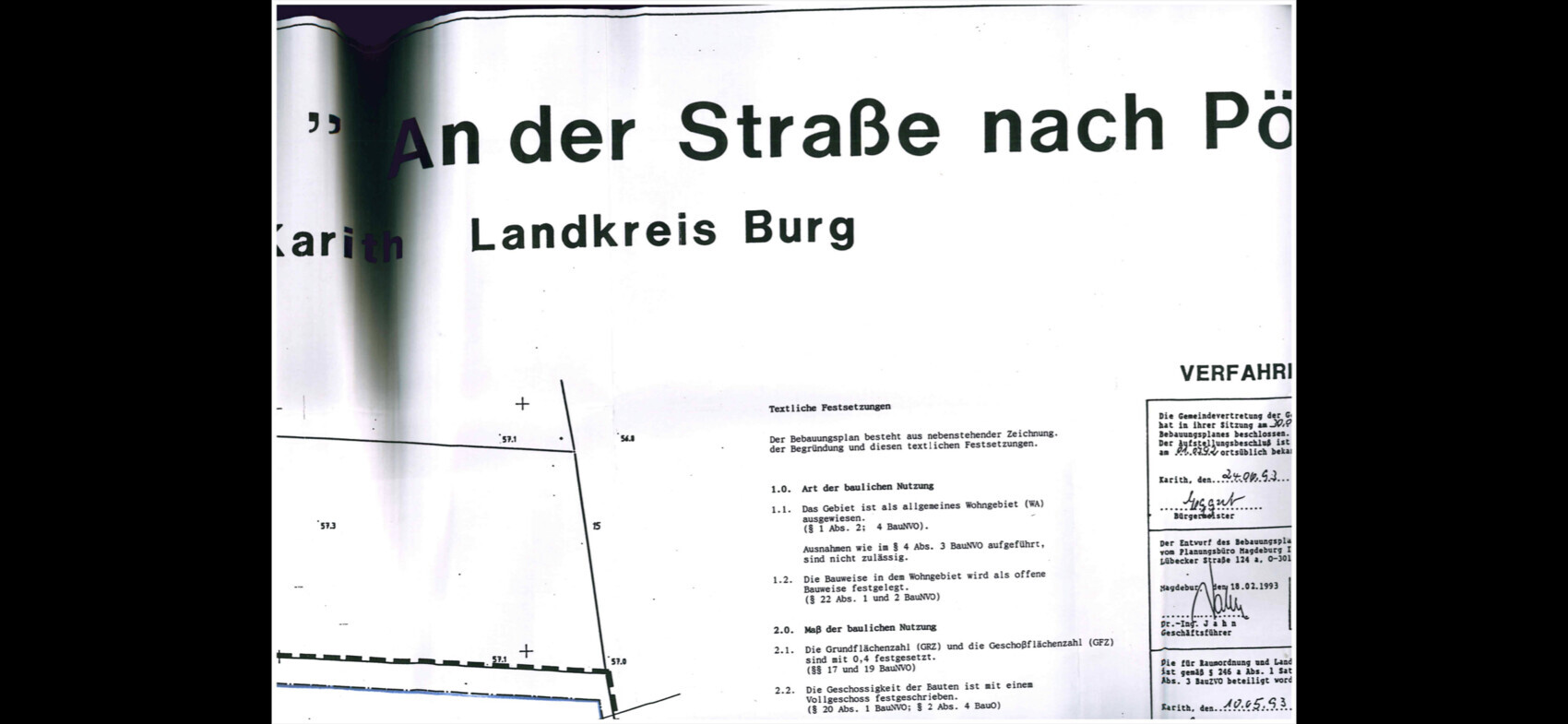 Scan eines Bebauungsplans mit großer Überschrift 'An der Straße' und Textfeldern rechts.