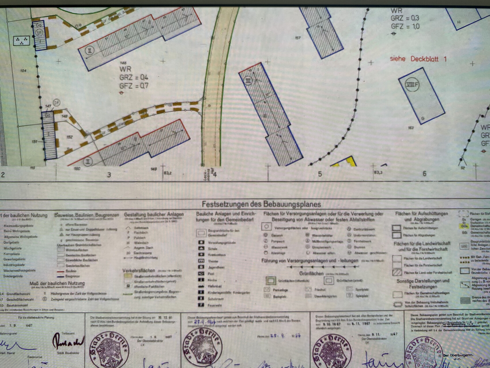 Lageplan eines Baugebiets mit Gebäuden, Straßenverlauf, Legende und Stempel.