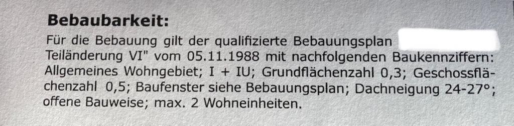 Bebaubarkeit gemäß Bebauungsplan VI (1988); Allgemeines Wohngebiet; Dachneigung 24–27°.