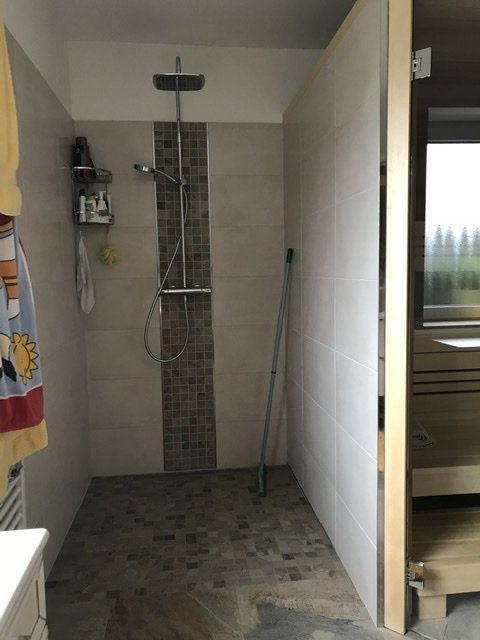 begehbare-dusche-mit-raumhohen-fliesen-436800-1.jpeg