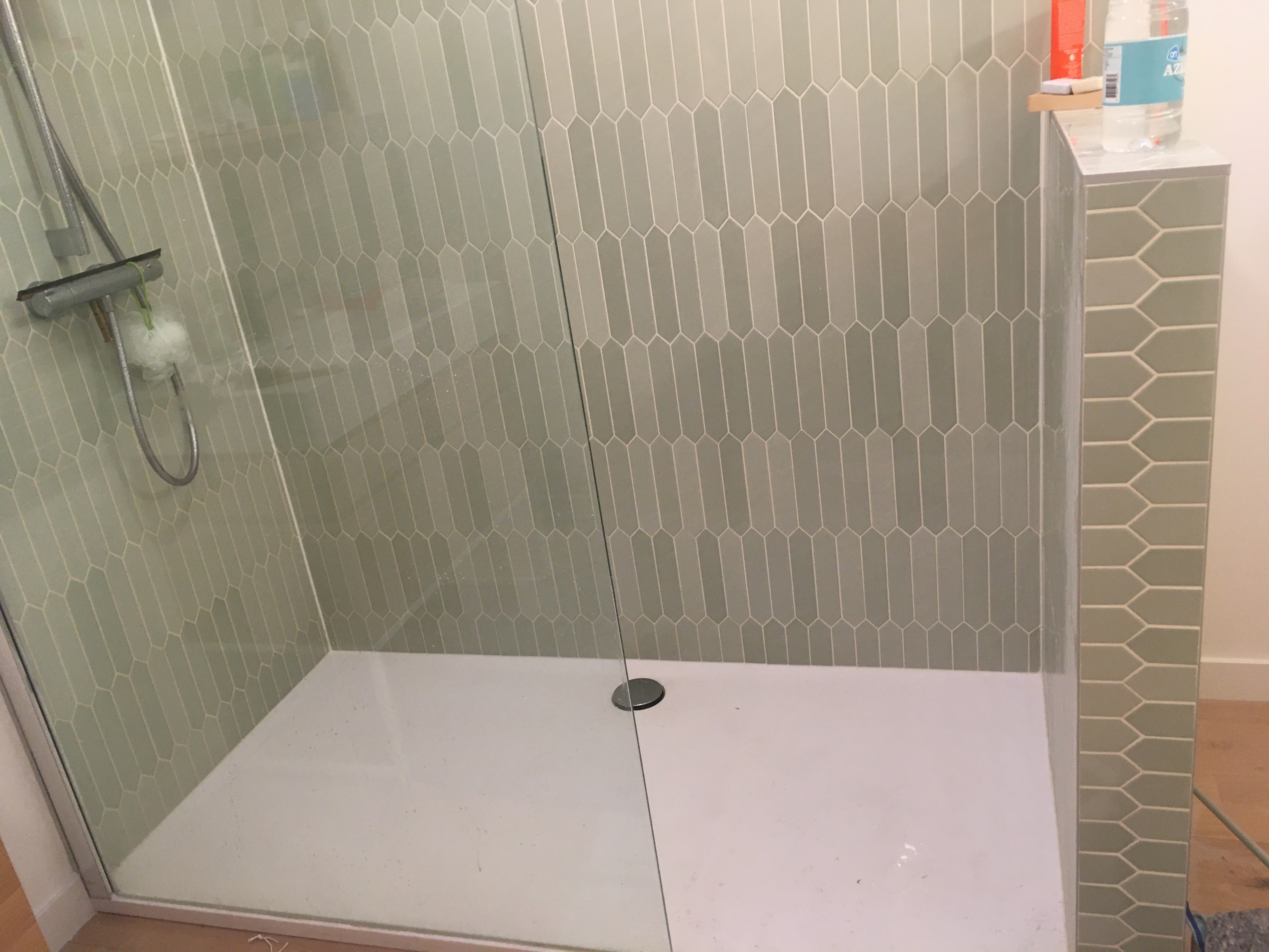 begehbare-dusche-trockenbau-oder-lieber-mauern-alternativ-glaswand-595450-1.JPG