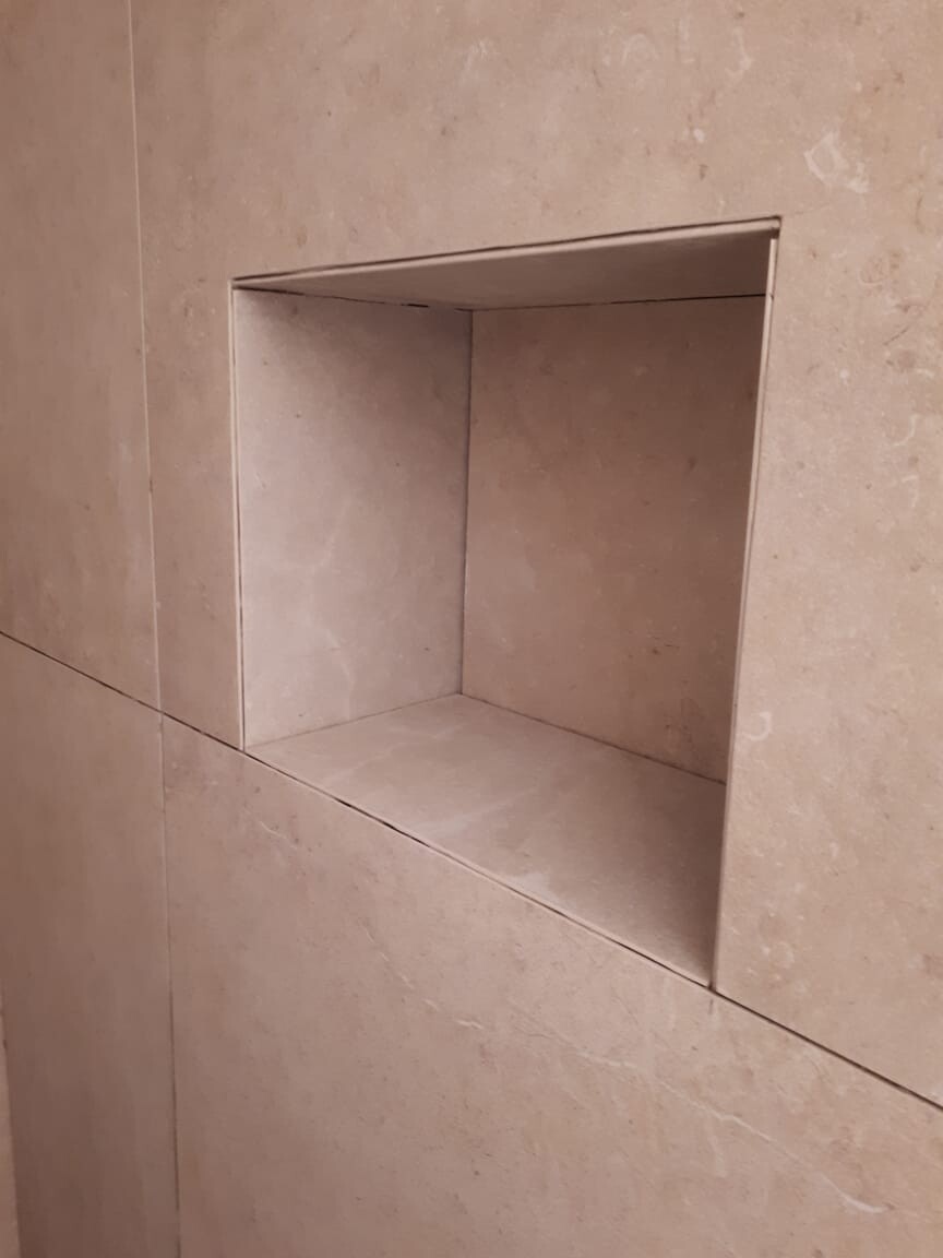Beige Badezimmer-Nische in Wandverkleidung mit Ablagefläche