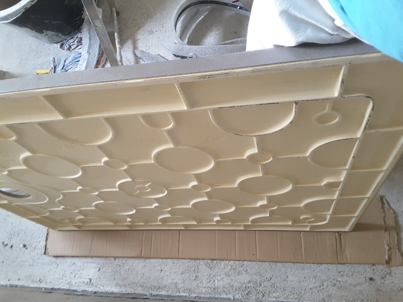 Beige Dämmplatten-Panel mit runden Mustern auf Baustelle