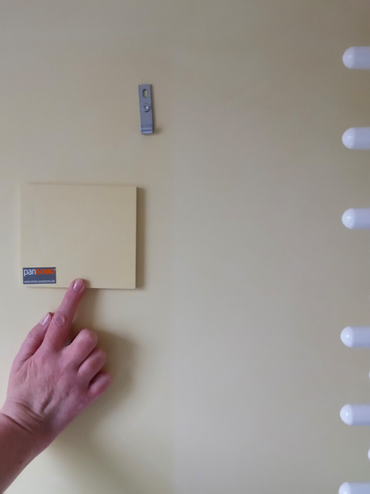 Beige Innenwand, Hand berührt quadratische Farbmusterplatte