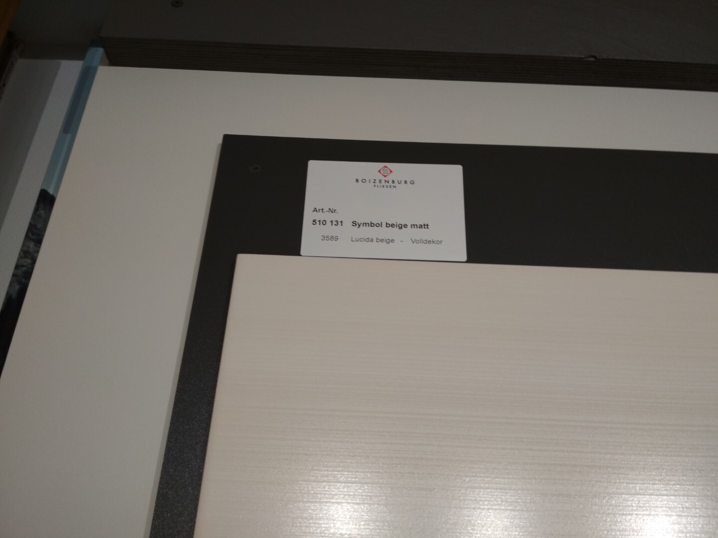 Nahaufnahme einer beige-tuer-proben-innenausbau mit Aufkleber an Türoberfläche