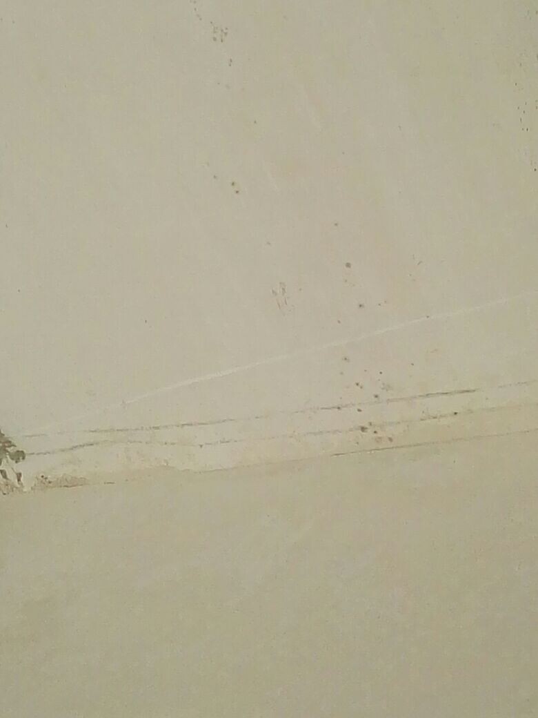 Beige Wandoberfläche mit leichten Rissen und Kratzern
