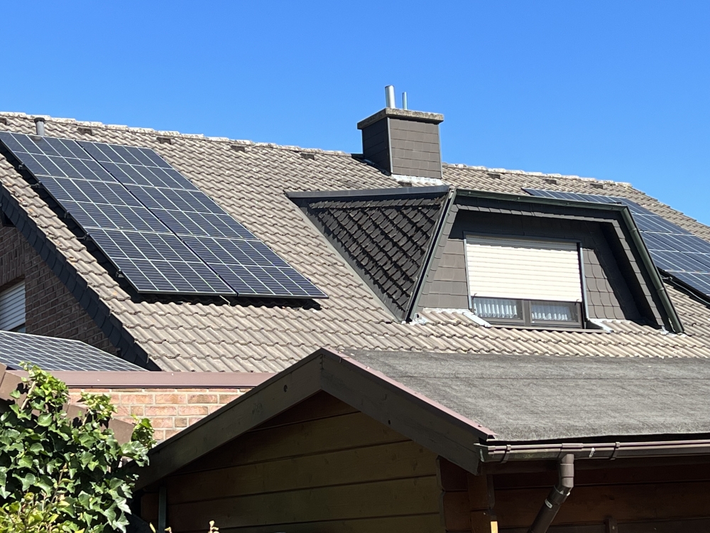 beratung-fuer-die-montage-von-solarmodulen-auf-einem-schraegdach-590198-2.jpg
