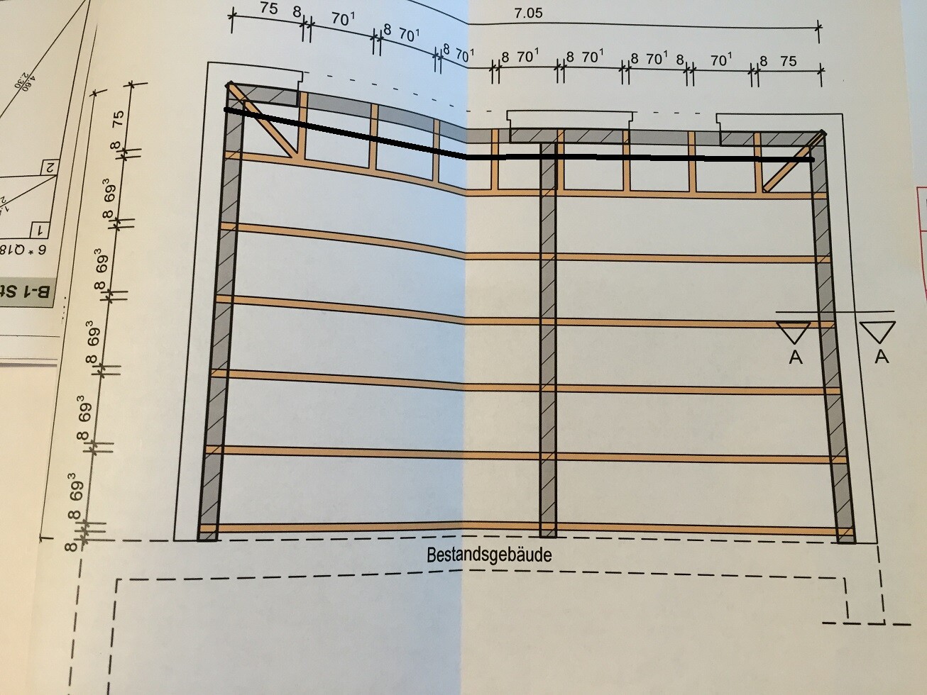 Technische Zeichnung eines Bestandsgebäudes mit Rohbau, Fundamenten und Dachkonstruktion