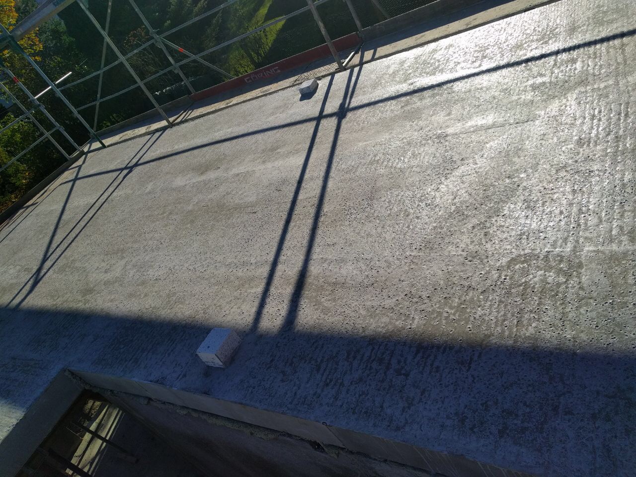 beton-dach-terrasse-geruest-aufbau-bauarbeiten-schattenlinien.JPG