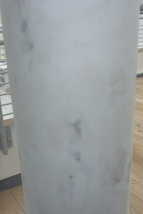 Beton-Sauele auf Balkon mit Holzterrasse im Aussenbereich