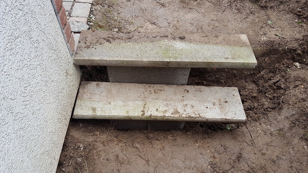 Außenbetonstufen vor einer Hauswand, dreistufiger Eingang aus Beton