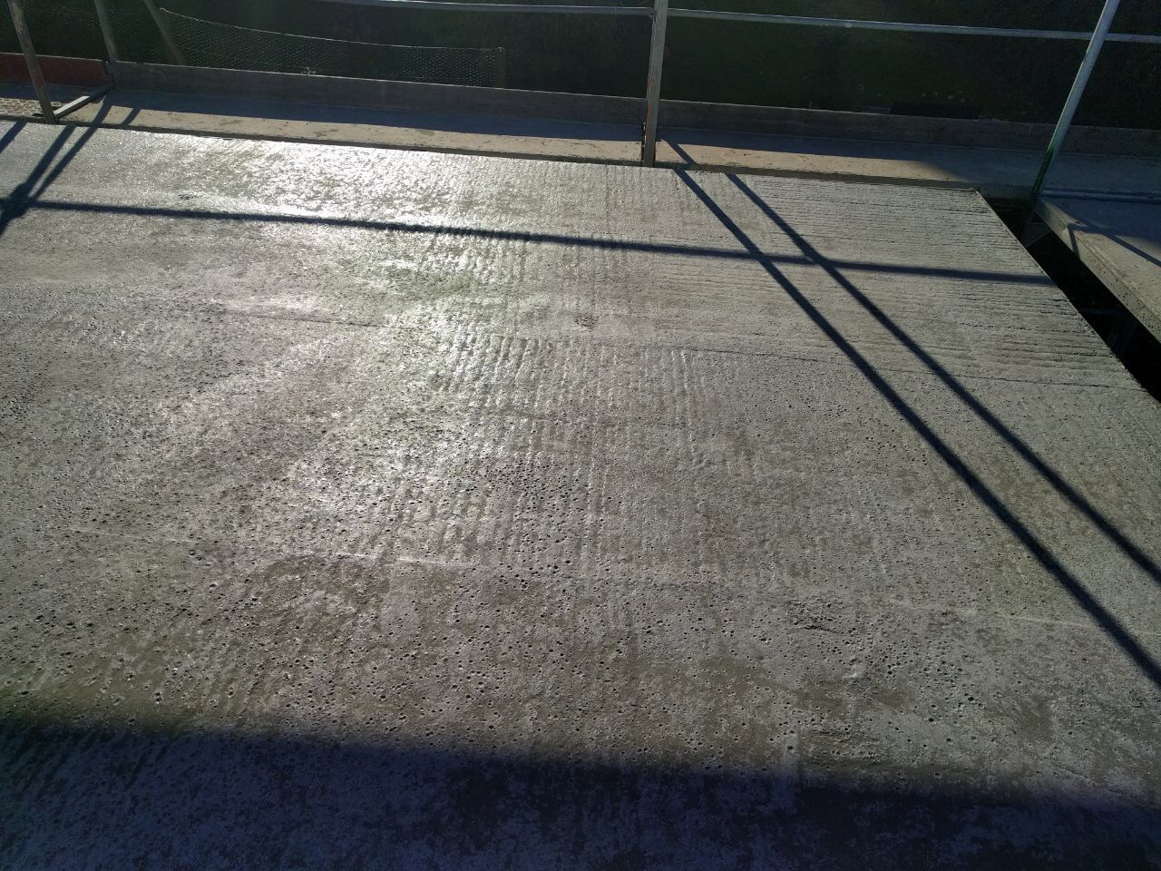 beton-terrasse-mit-schatten-und-gelander.JPG