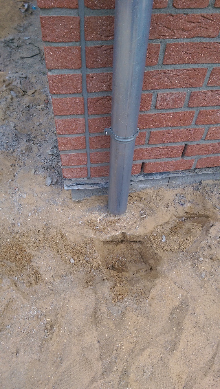 beton-unter-dachrinnen-fallrohr-141019-1.jpg