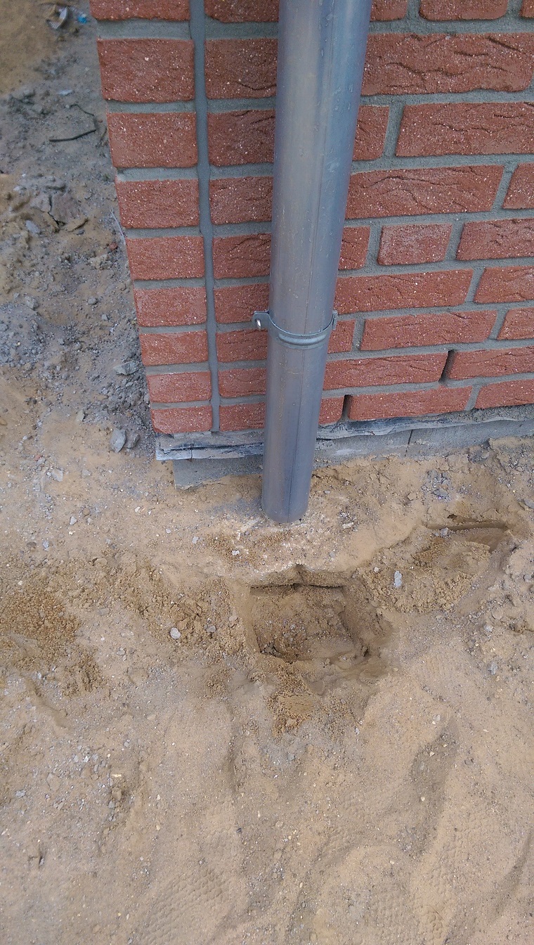 beton-unter-dachrinnen-fallrohr-141019-1.jpg