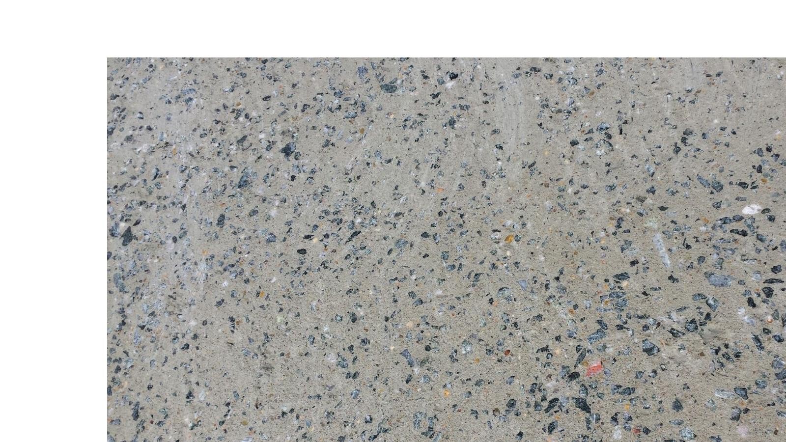 Betonboden mit sichtbarer Gesteinskörnung (exponierte Aggregate)