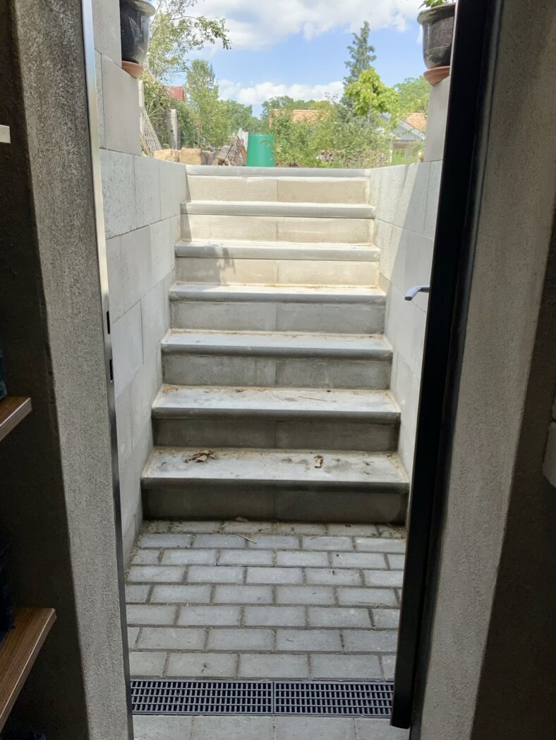 Betonstufen im Eingangsbereich, seitliche Wände, Blick nach außen auf Garten