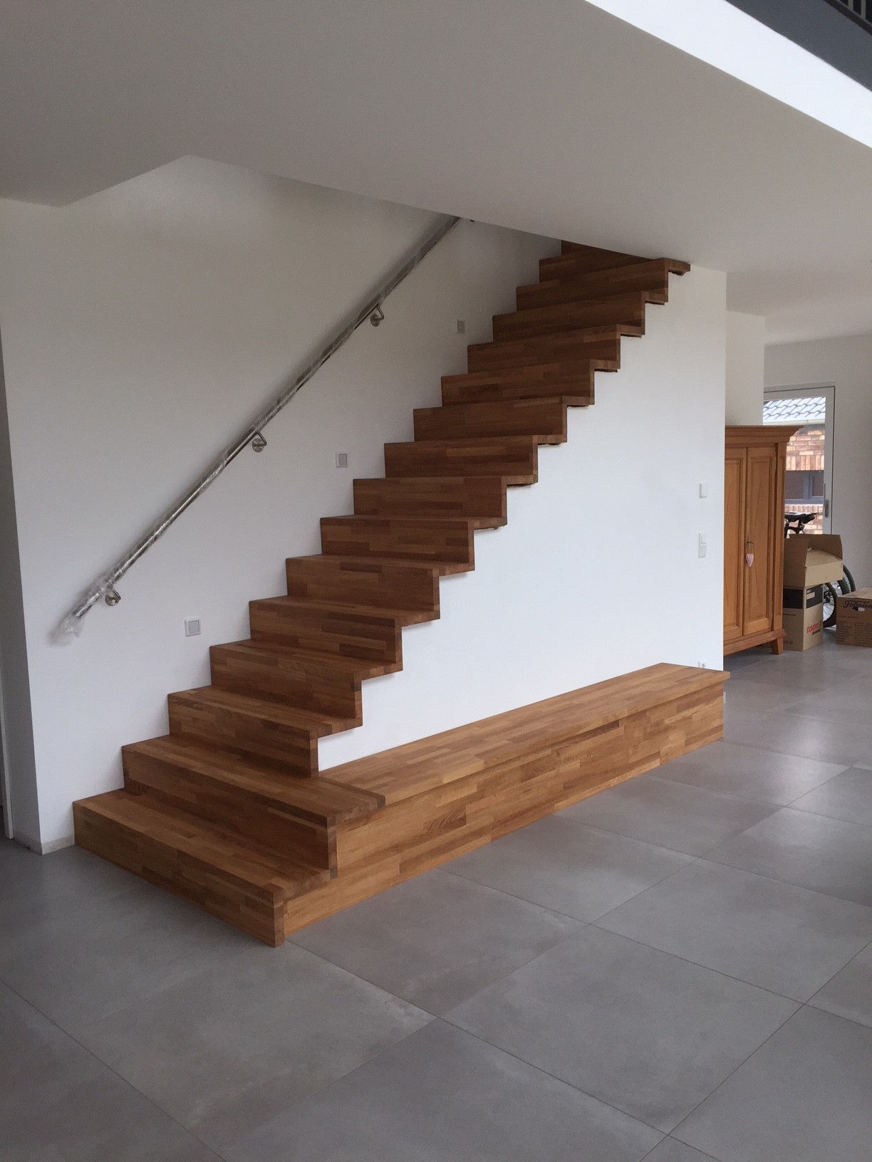 betontreppe-mit-unterschiedlichen-stufenhoehen-251458-1.JPG