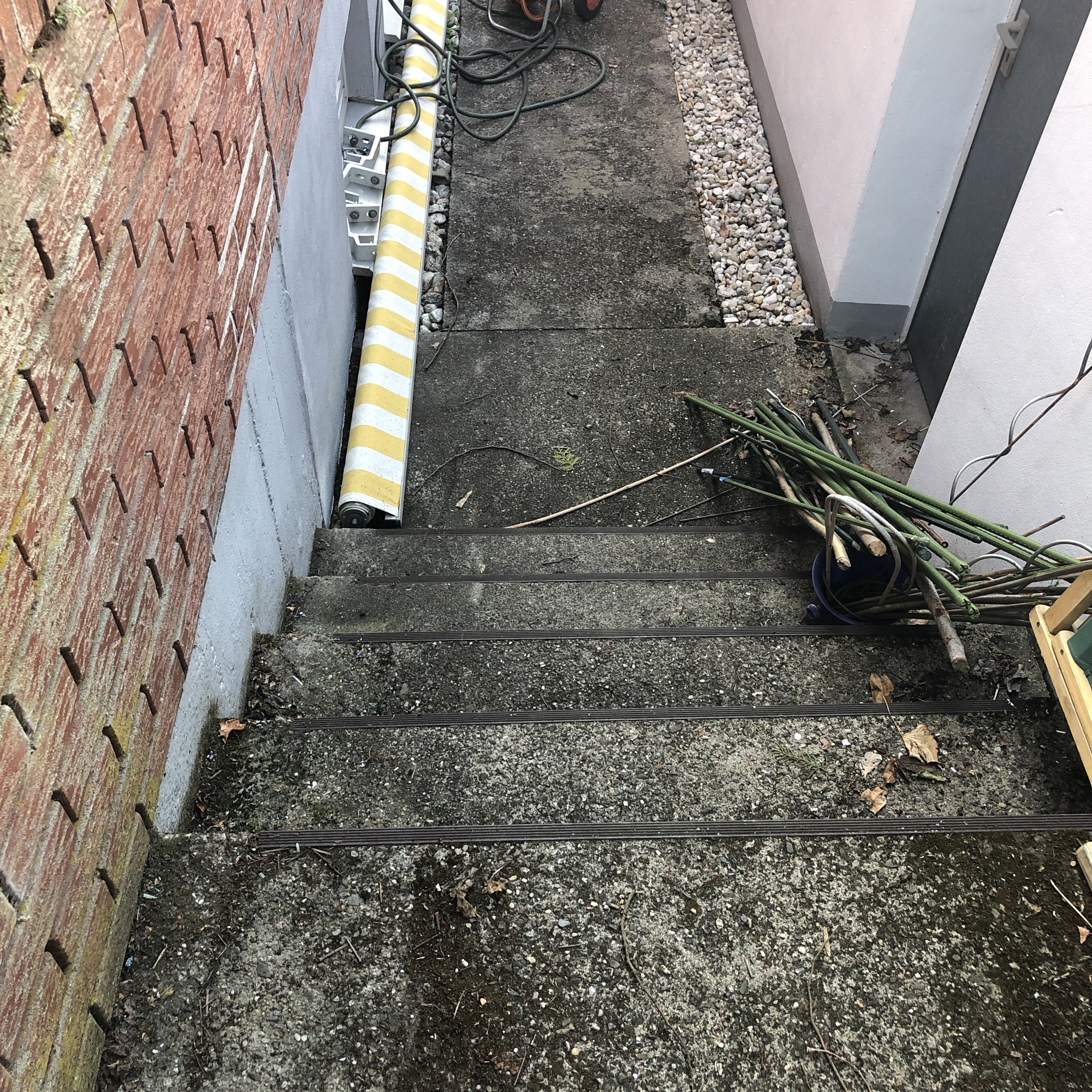 betonweg-mit-granitplattenbetonplatten-verschoeneren-413959-1.jpeg