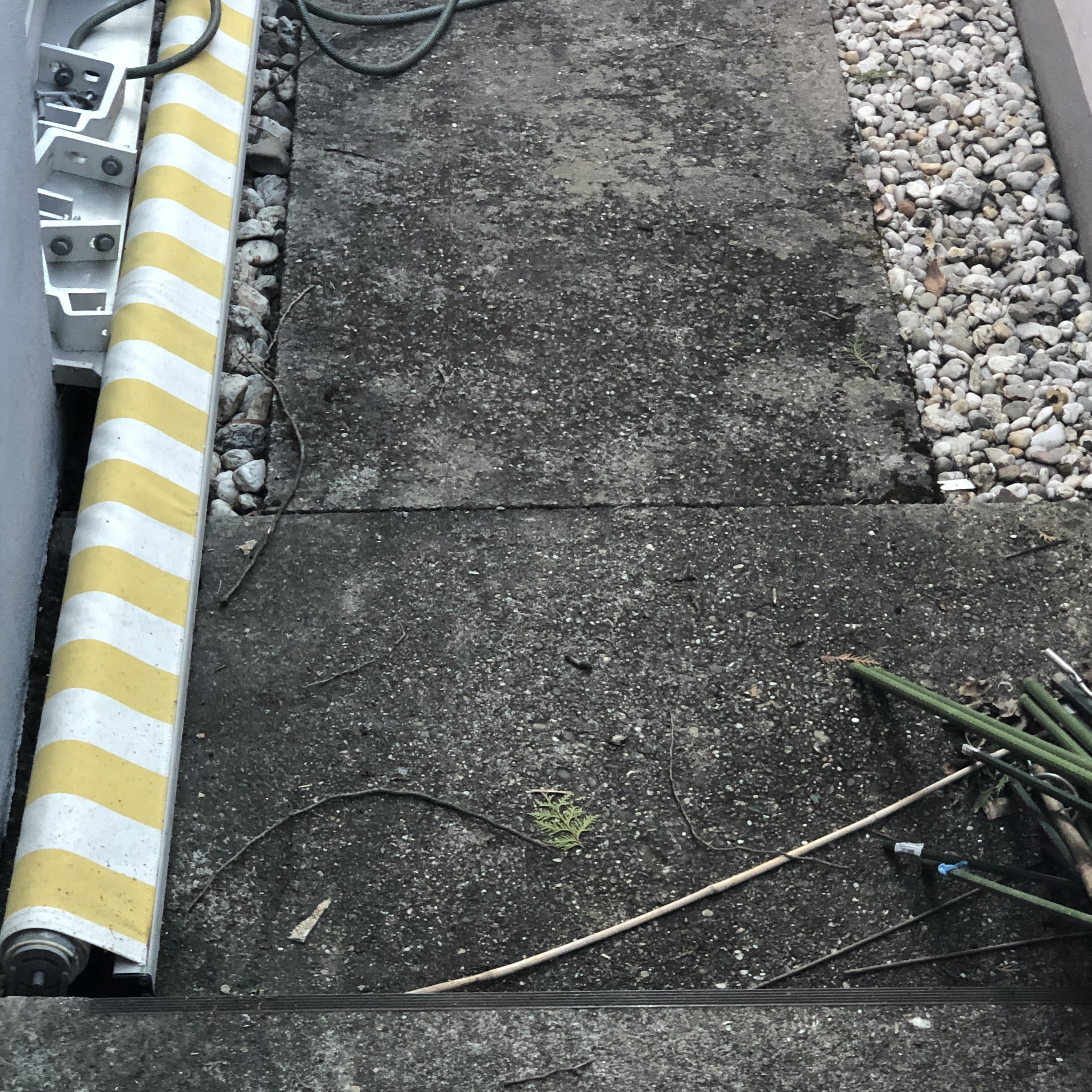 betonweg-mit-granitplattenbetonplatten-verschoeneren-413959-2.jpeg