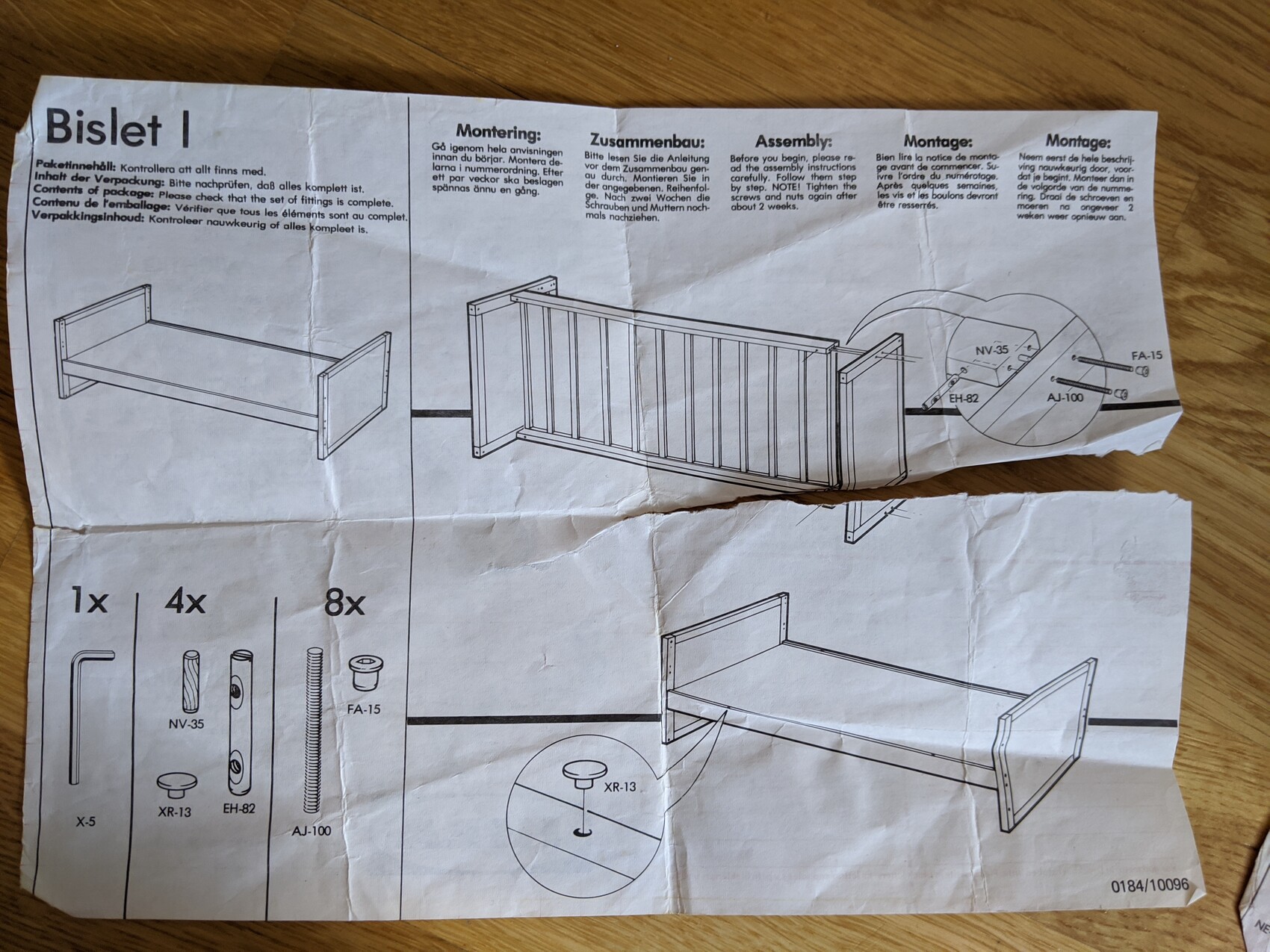 Montageanleitung für ein Holzbett mit Kopf- und Fußteil; zeigt Bauteile und Beschläge.