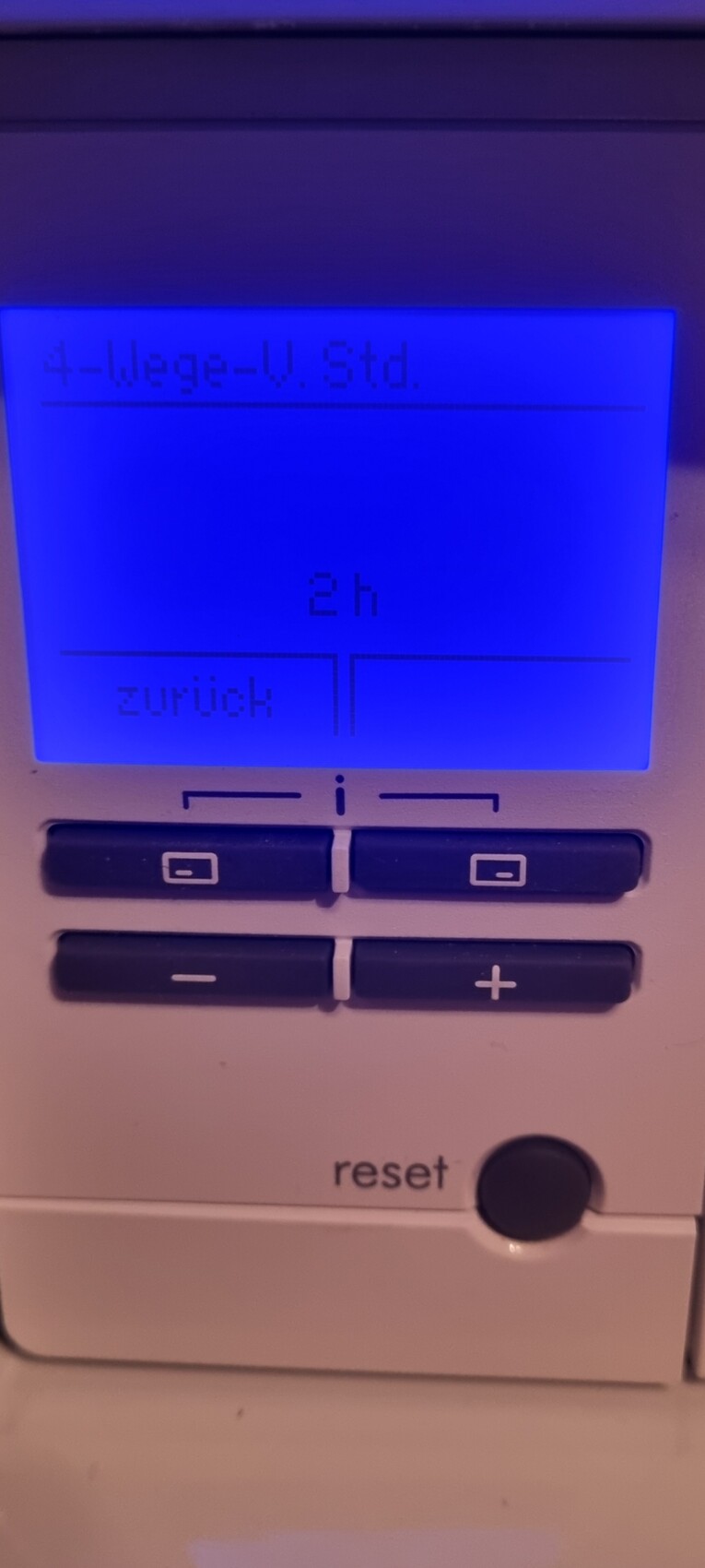 Blau beleuchtetes Display eines Geräts mit Timeranzeige 2 h und Zurück/Reset-Tasten.